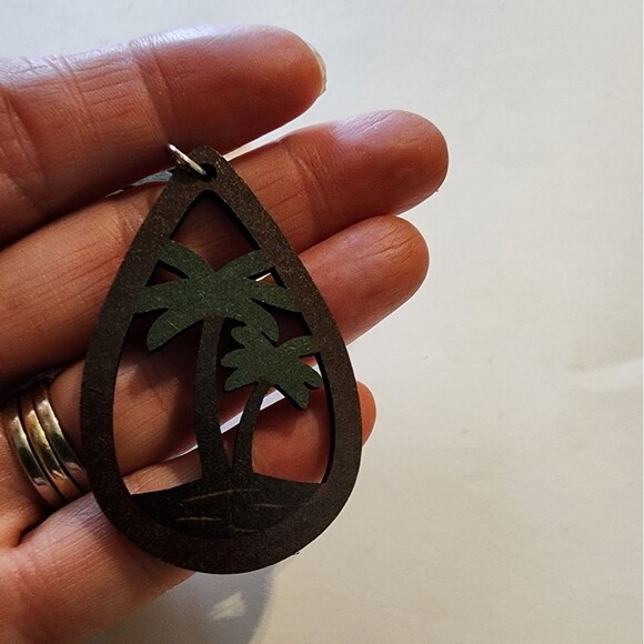 Wooden Palm Tree Earrings 🌴 - Picture 2 of 3